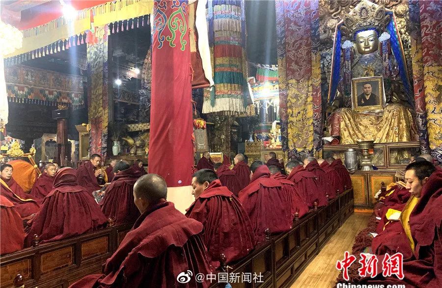 西藏拉萨大昭寺众僧为疫区诵经祈福图