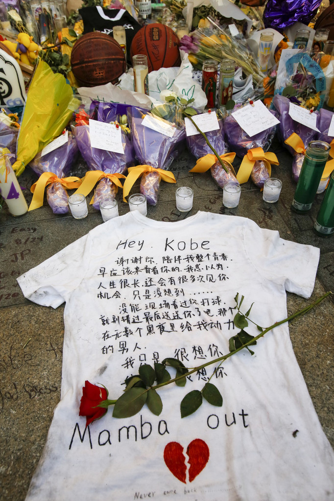 组图:斯坦普斯外球迷聚集悼念科比 中文信感人