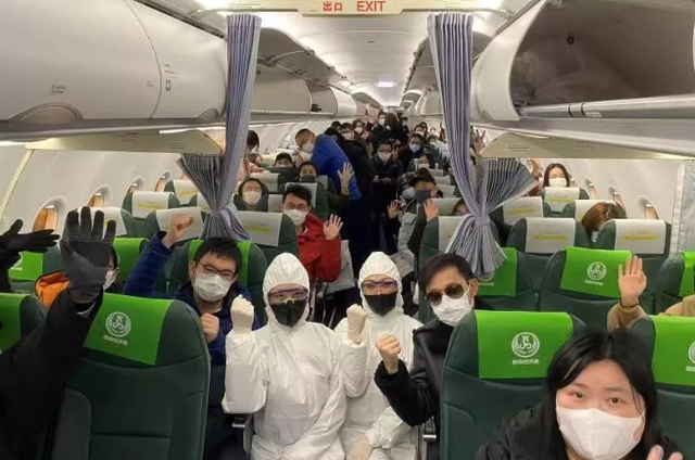 中国包机接回游客 有人感叹“回家真好”