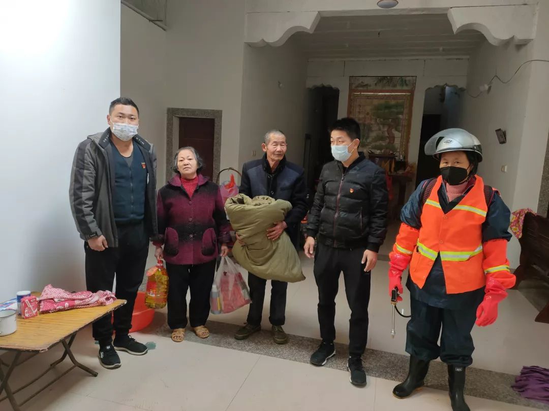 老人口罩桶_老人戴口罩(2)