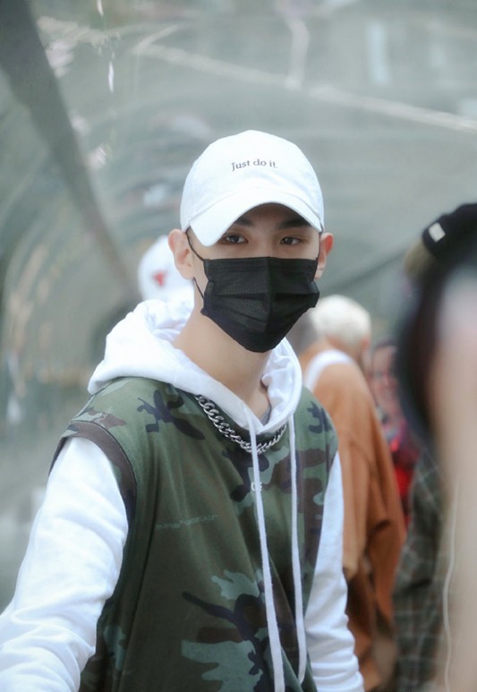 现身机场的7位明星:肖战王一博易烊千玺,你最