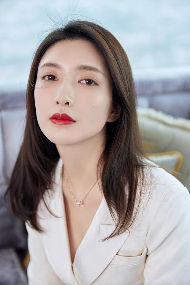 江疏影亮相发布会,一袭白色西装出场、女人味