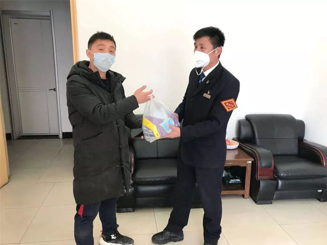 铁人口罩_戴口罩的卡通图片(3)