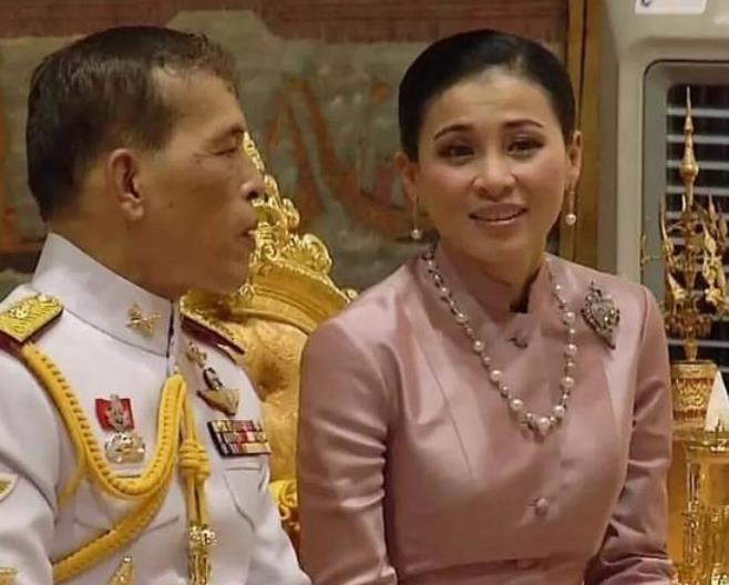 泰国国王简介图片 a39e7c0b662c4c828eab8ff19e68c1e7.jpeg