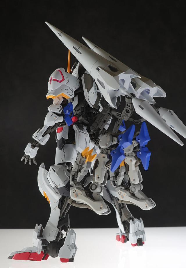 搭载hgbdr神怪武装的机械爪和长矛的巴巴托斯改