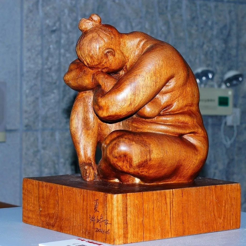 一组夸张风趣的胖女人雕塑