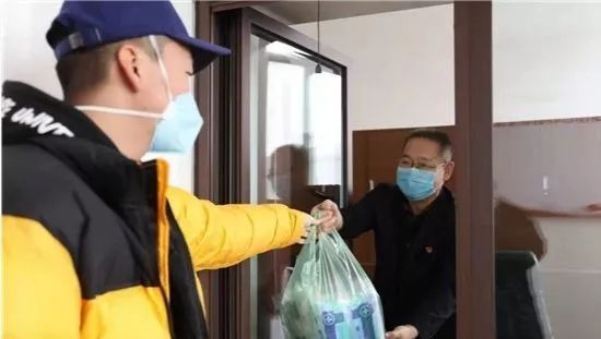 铁人口罩_戴口罩的卡通图片(3)