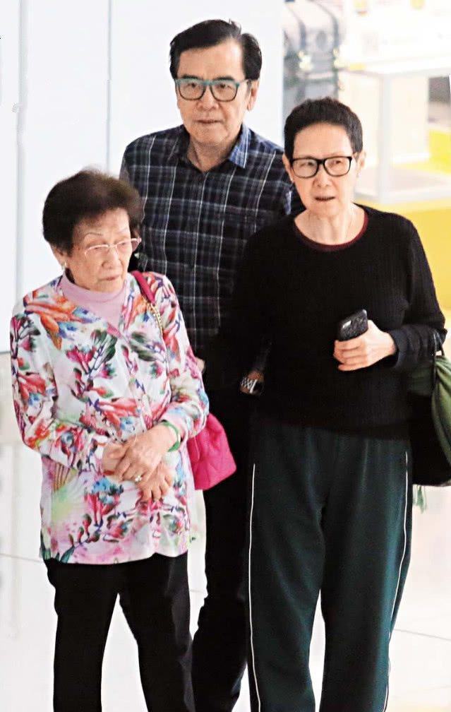 原创姜大卫当司机陪老婆岳母吃饭 还静静陪她们去看化妆品