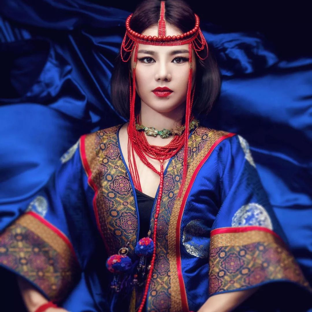 她为含泪怀念自己的老师布仁巴雅尔唱《天边》