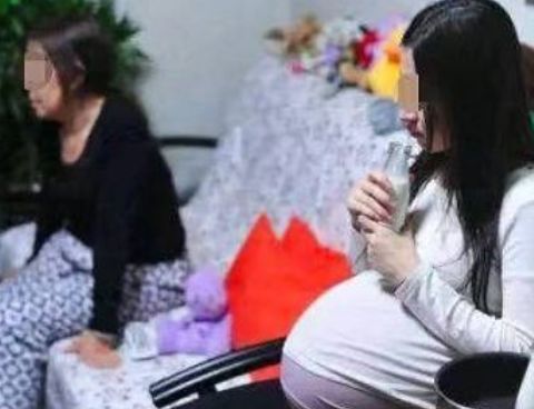 妻子跟母亲同一个月怀孕，两个孩子出生后，一家人大打出手