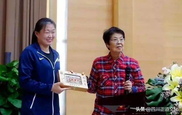 李少芬后来担任过广东女子篮球队教练,广东省体育工作队副大队长,再