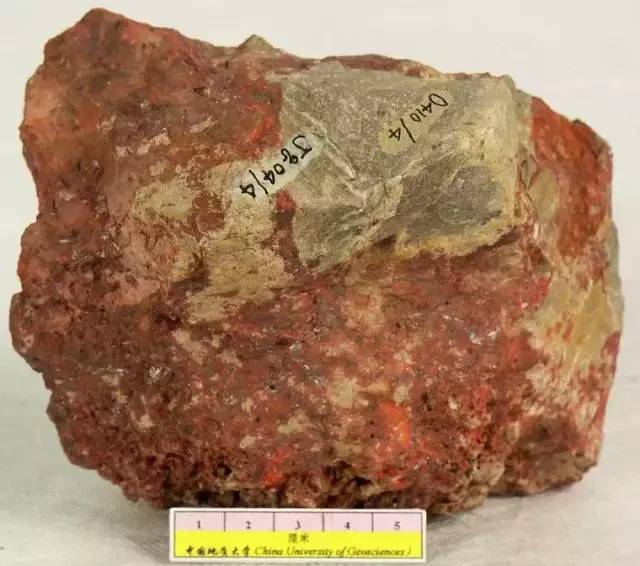 照片名称:汞矿石 (mercury ore)矿石由铝土矿构成,具胶状结构,鲕状