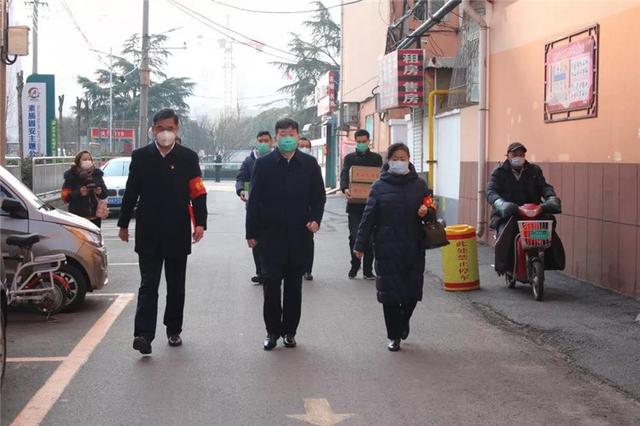 任城区委书记岳根才走访慰问援鄂医护人员家属