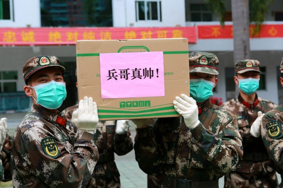 部队军人口罩_戴口罩军人照片(2)