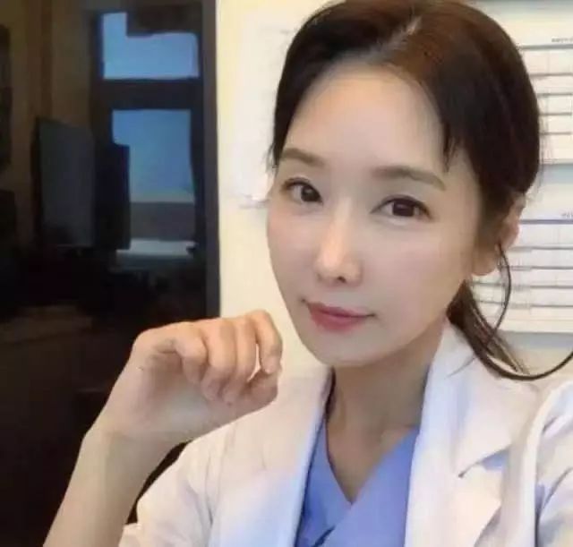 韩国50岁女牙医健身10年身材皮肤保持年轻态却被质疑年龄造假亚新体育(图1)