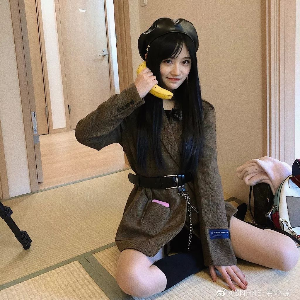 搭配运动鞋 绝美girl 穿上中长款西装的《青春有你2》练习生费沁源