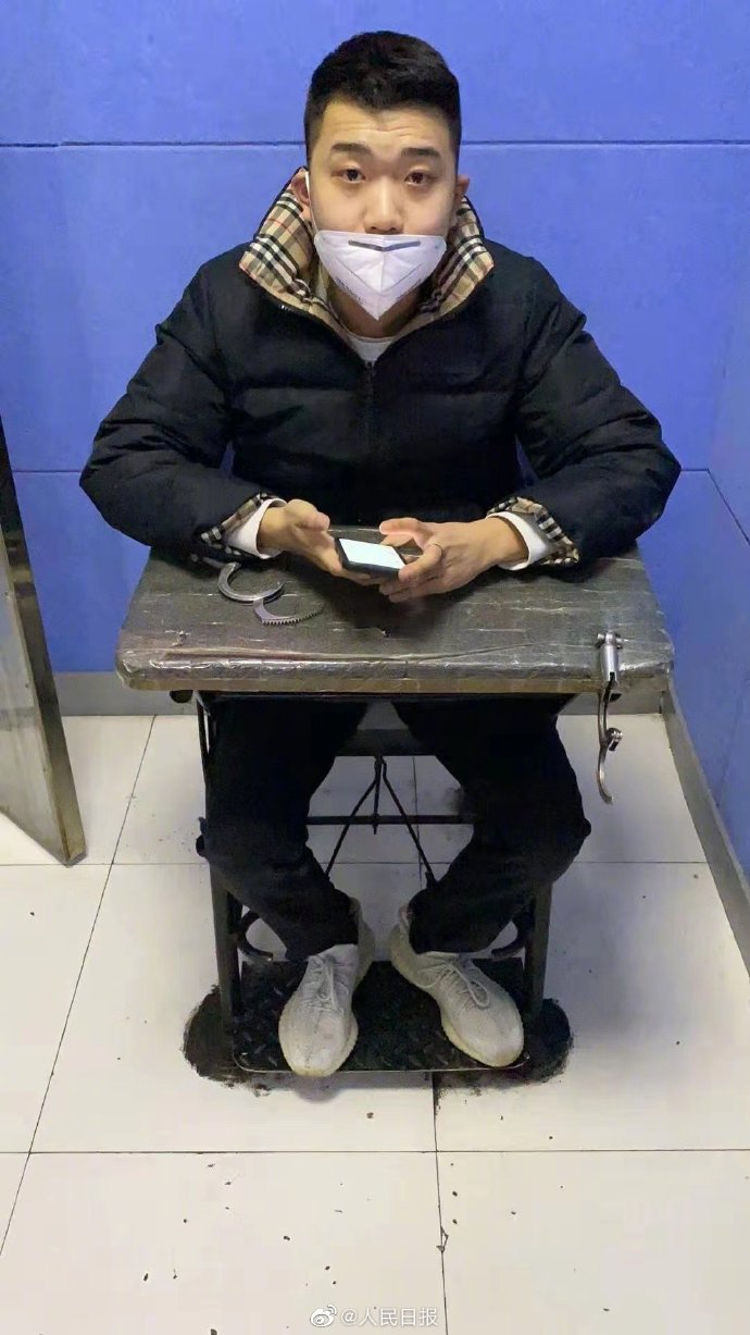 抓人口罩_戴口罩的卡通图片