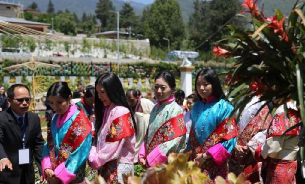 不丹王室花展!29岁不丹王后携5位公主亮相,一众女眷真
