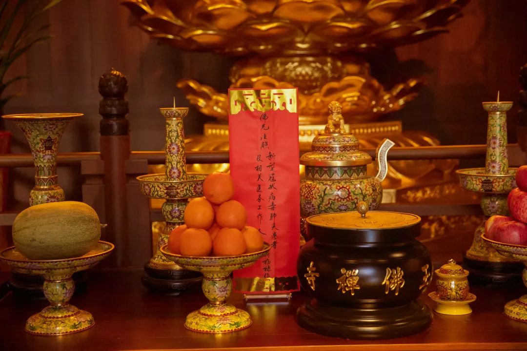 大雄宝殿 正中供奉着为消除疫情祈福的牌位 玉佛殿 玉佛前供奉着为