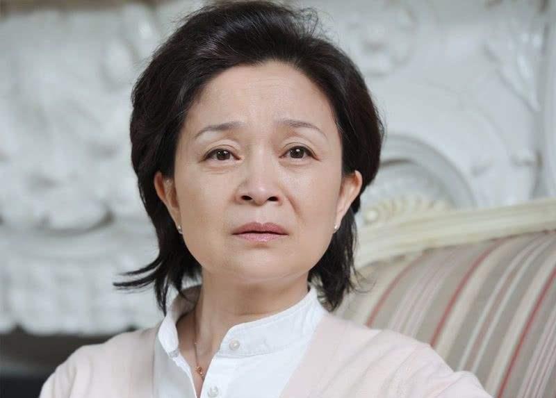 61岁刘莉莉全家照,女儿漂亮老公是他,比自己还小4岁