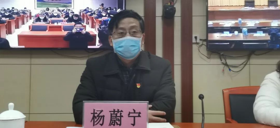 县委书记杨蔚宁强调: 当前正是疫情集中爆发期和返工返学高峰期,全县