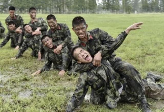中国军人训练的6张照片,看完谁还会质疑中国军人不行?