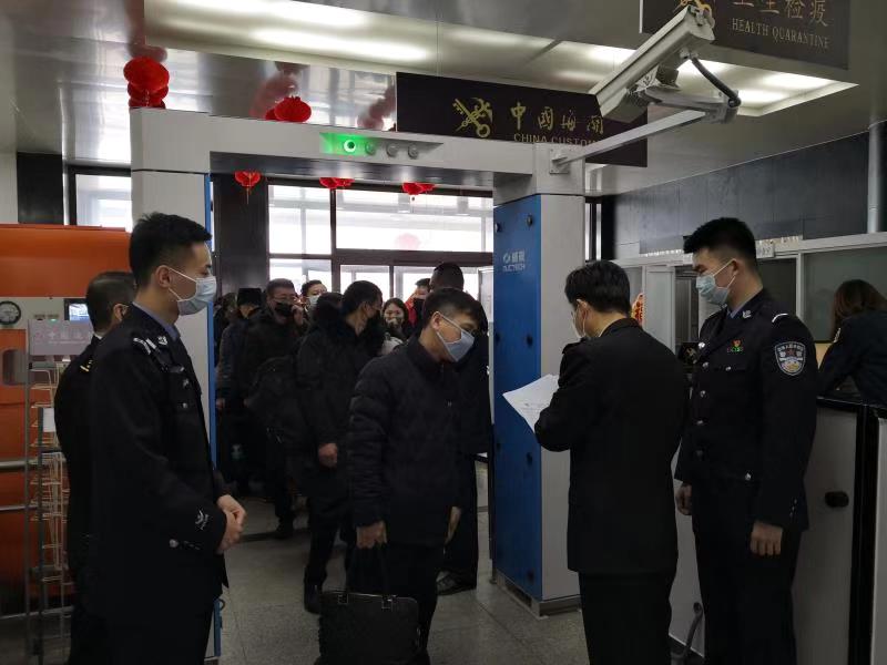 吉林珲春现场就是战场边检民警扎实做好口岸疫情防控工作