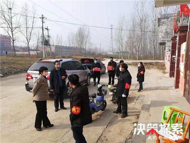 镇平县委常委宣传部长张东焕深入柳泉铺镇柳泉铺村检查疫情防控工作并