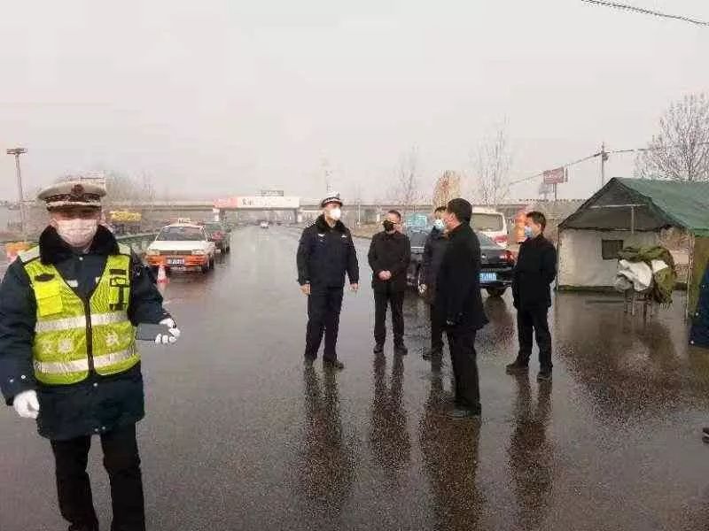 2月1日上午,副县长古希良一行到蒙馆路东虞屯村疫情防控监测点督导