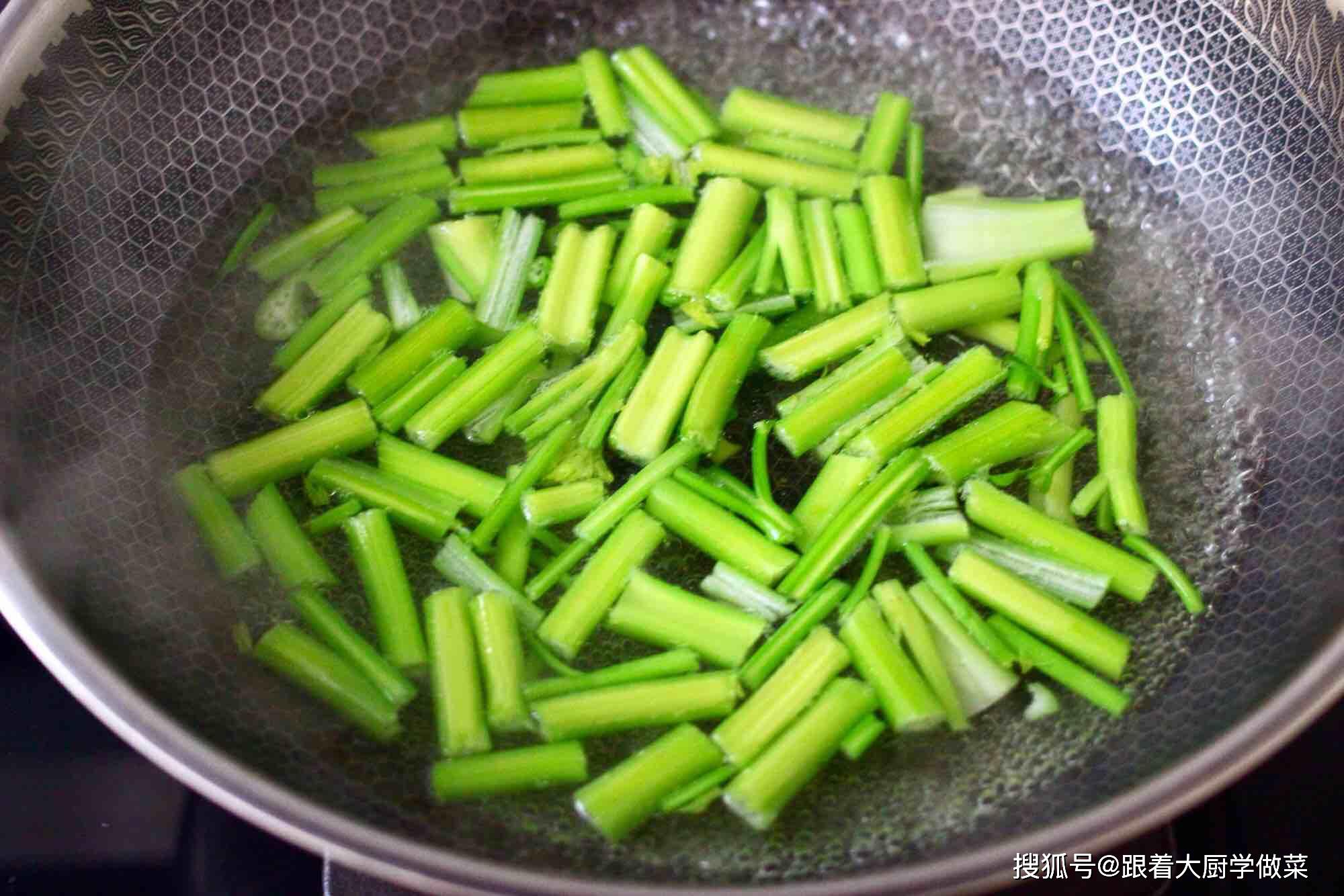 芹菜怎么做不会变色 73667d9c4b7044b0b506851bdfa5fee5.jpeg