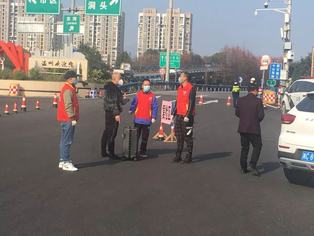 青志愿坚强逆行看高速路口防疫线上的红马甲