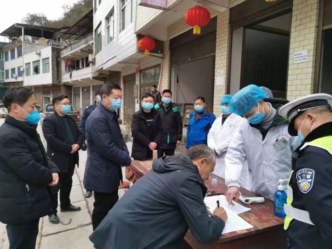 镇巴疫情防控一线他们和你在一起