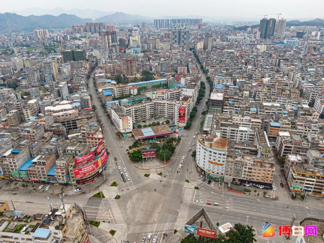 平日熙熙攘攘的文化路和兴隆街, 如今已经变得空空荡荡, 人民中路也