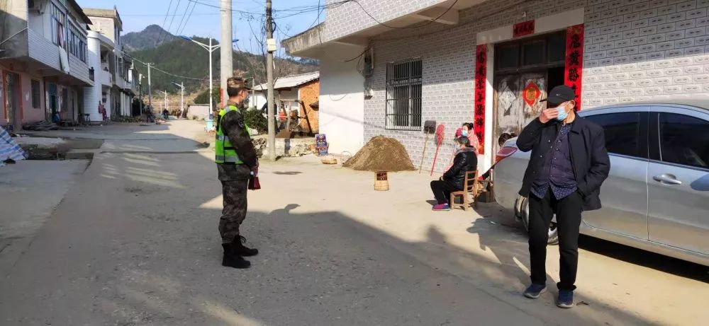 宣传防疫斌冲村村部进行消毒邓桥村村干上门宣传防疫,摸排外地返乡