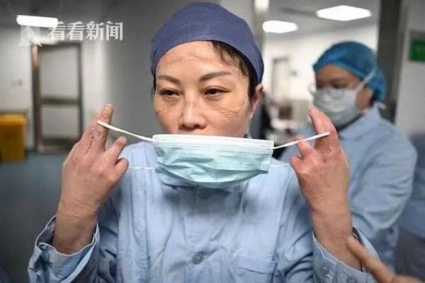 老婆上班给别人口_中学生遭5人围殴飞踹 几次被击倒拉起来接着打(3)