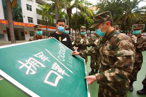 部队军人口罩_戴口罩军人照片(3)