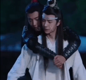 这段戏份在国内版本中并太多的独特之处,只是这个背着魏无羡的蓝忘机