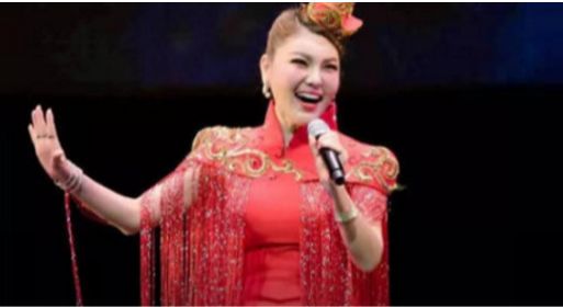 乌兰图雅《套马杆》一袭红衣一首热歌,赏心悦