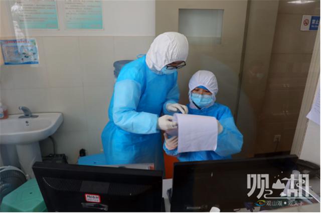 图为:邱宇阳正在隔离区工作中发热门诊是疫情防控的前沿阵地,市二医从