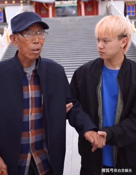 记得《变形计》的王晨正吗?临别时给爷爷叩头,如今给爷爷盖新房