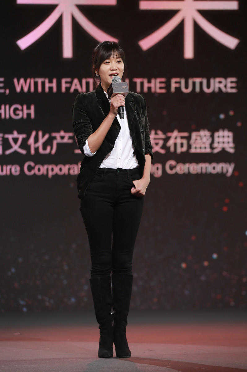 原创徐静蕾才华女神马尾辫配西服牛仔裤减龄时髦45岁不显老