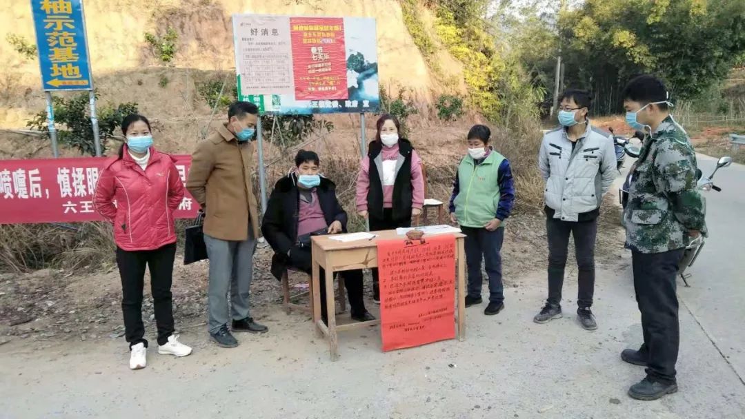 一起打赢这场防疫阻击战玉林市广大驻村工作队队员采取行动为群众健康
