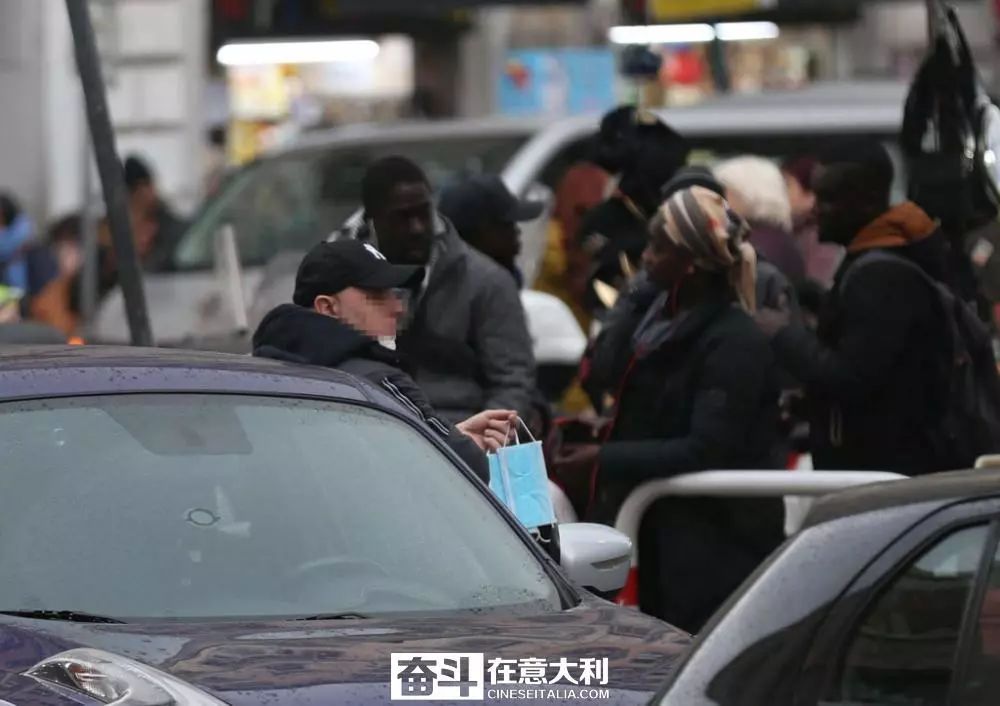 卖外国人口罩_外国人戴口罩图片(2)