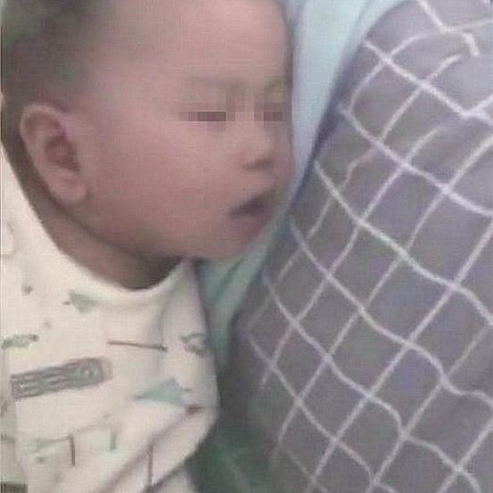 「宝妈育儿微课」宝妈半夜睡醒，发现6个月大的儿子“不翼而飞”，找到时人傻眼了