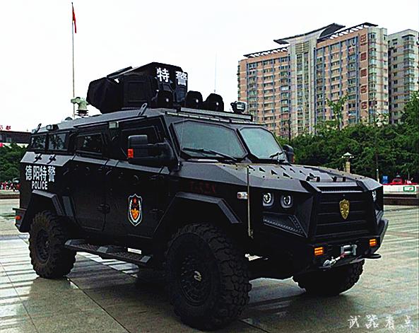 1/ 12 中国"暴龙"反恐防暴装甲车:我国的这款防爆车叫做暴龙,这一款