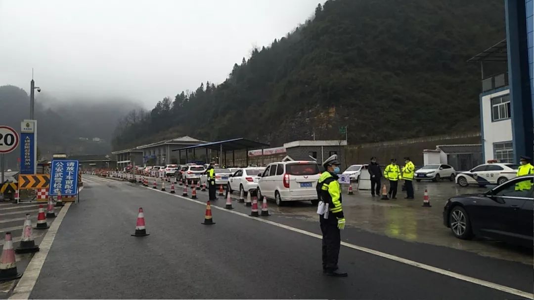 遵义高速交警三大队在道真大磏设立省际疫情防控检查站