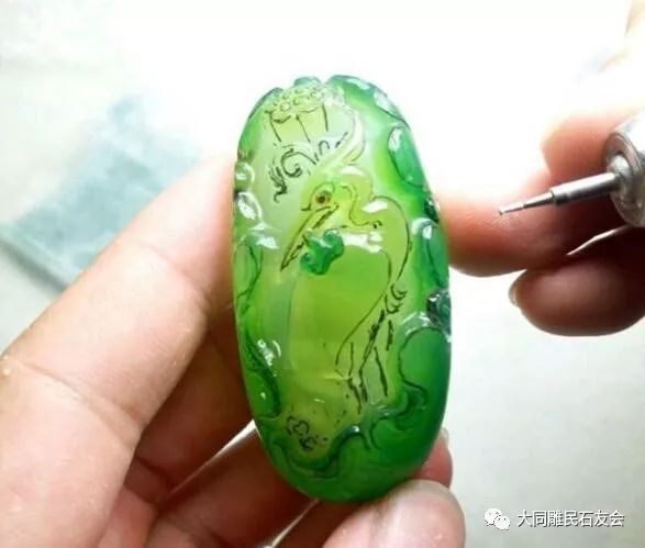 绿玉髓(chrysoprase)一词来自古