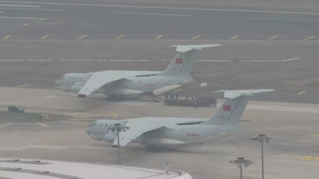 现在是9点30分,随着8架空军的运输机穿云夺雾,安全抵达武汉天河