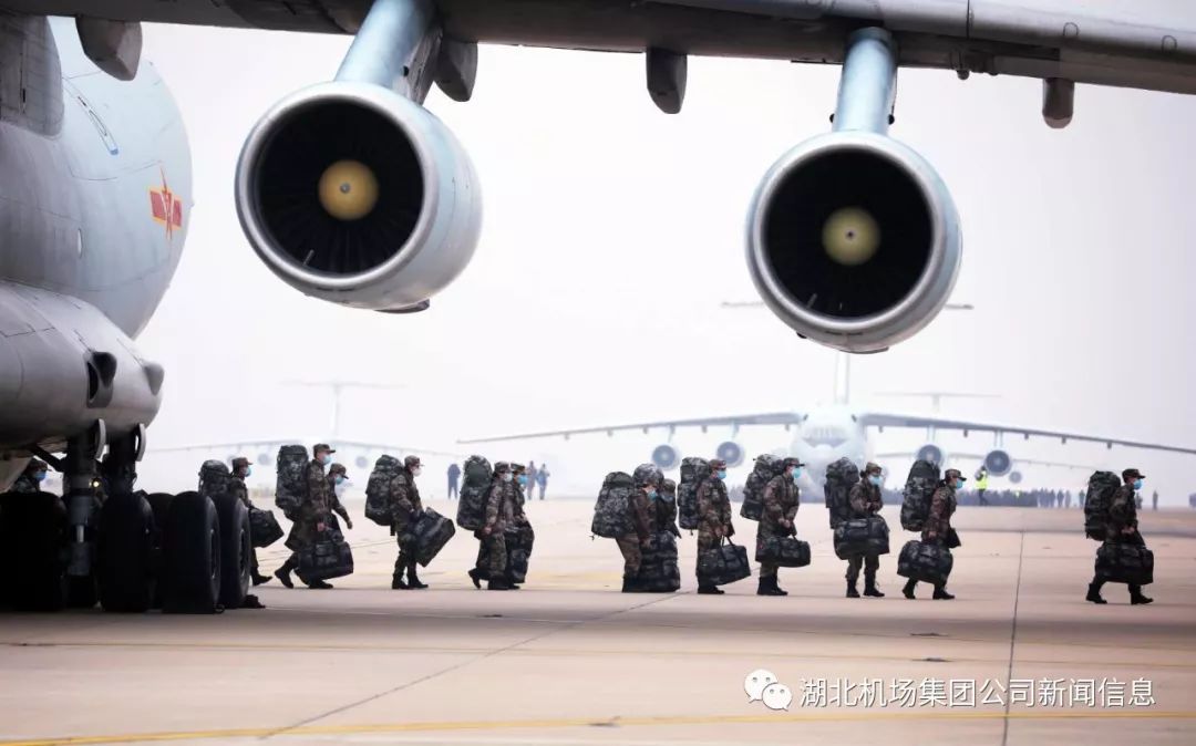 民航在行动湖北机场67天河机场保障空军8架大型运输机飞抵武汉