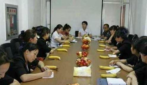 搞笑GIF：领导，为什么每次开会都发香蕉，姑娘们都吃够了!下次要榴莲!_老公